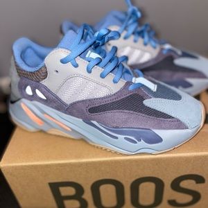 Yeezy 700 Carbon Blue Size 4.5
